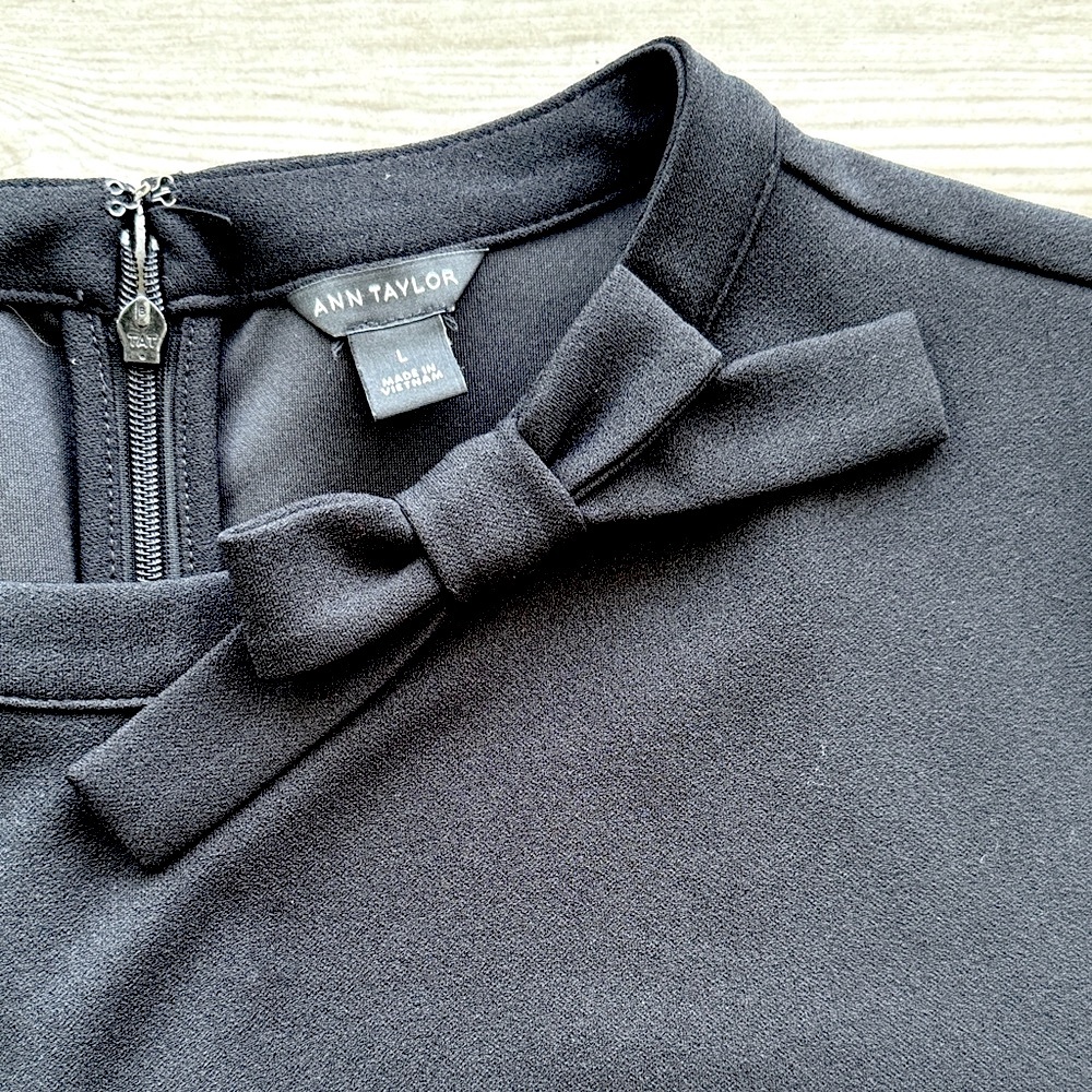 Ann Taylor Bow SS Classic Black Short Sleeve Top with Collar Bow Detail Large